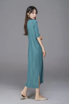 2020 Efterår forår Issey Miyake plisserede plus-size slankende og alder-at reducere mode mid-længde delt kjole